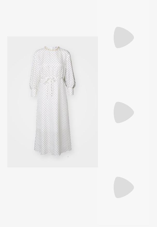 Balta su baltais taškeliais midi suknelė su ilgomis puff rankovėmis, įtampos juosmeniu ir raišteliu. Minkšta medžiaga, laisvas siluetas, apvalus iškirptė, minimalus aksesuarų naudojimas.; Juodai lakuoti slingback aukštakulniai su smailiu nosiu, su tekstūruotu gyvatės raštu, reguliuojama juosta ir trumpu, tekstūruotu blokiniu kulnu.; Juodas odinis per petį nešiojamas krepšys su dviem priekiniais kišenėmis, auksiniais sagtimis, užtrauktuko uždarymu ir siauromis petnešomis. Textūruota paviršius ir kompaktiškas stačiakampis formatas.; Auksinės spalvos auskarai, kuriuose yra stačiakampis, skaidrus kristalas, kabantis po eile mažų, apvalių skaidrių akcentų. Šiuolaikiškas, modernus dizainas.