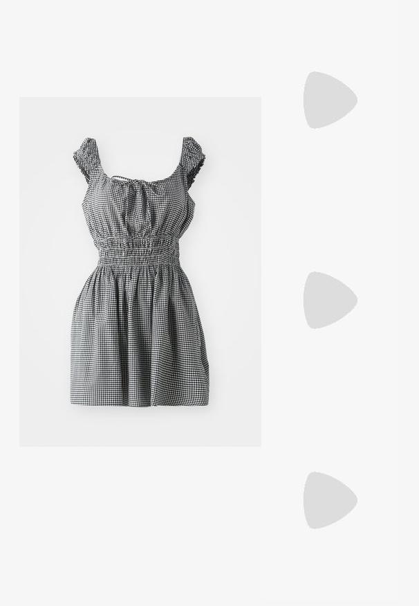 Rochie gingham alb-negru cu talie elastică, mâneci fluture și decolteu rotund. Prezintă o fustă plisată pentru o ajustare lejeră.; Pantofi plat roșii din plasă, cu un design cu țesătură deschisă, vârf ascuțit și o curea ajustabilă cu o cataramă metalică pe instep.; Ochelari de soare oversized negri cu o finisare lucioasă, lentile gri cu degradé și detalii din metal argintiu pe tâmple. Design cu ramă pătrată.; Geantă neagră din piele ecologică, cu un accent argintiu în formă de stea, mânere duale și o curea de umăr ajustabilă.