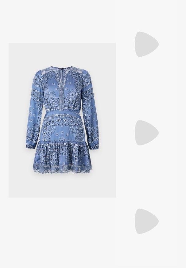 Maje RIBLUETTE - Rochie de zi - blue; Pantofii slingback din piele neagră, cu vârful ascuțit și vârf metalic auriu. Prezintă un design cu decupaje și un toc subțire cu curea ajustabilă.; Maje MISS MINI - Geantă crossbody - noir; Cercei aurii cu multiple lanțuri suspendate, având accente din rhinestone ovale clare și capete decorative cu tighel.