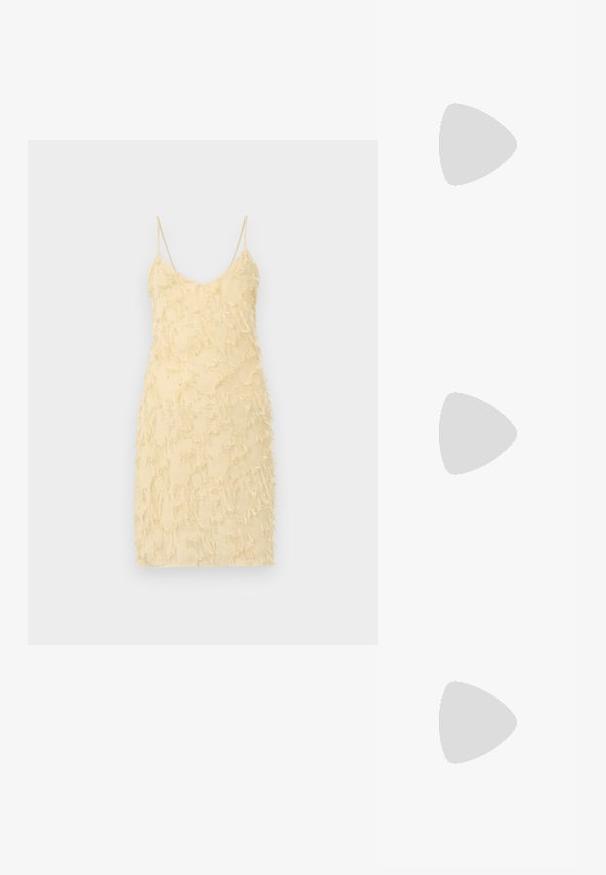 Žuta haljina bez rukava s prianjajućim siluetom. Ima teksturiranu površinu s resama. Spaghetti trakice i V-izrez.; Crne sandale na visokoj potpetici imaju tanke trake s čvorastim dizajnom, glatki kvadratni vrh i elegantnu stiletto petu.; Svijetlosivi metalik ruksač s lancem, ukrašen malim okruglim metalnim zakovicama i trokutastim logotipom marke.; Srebrne metalne naušnice s glatkim, oblikom suze i poliranim završetkom. Suptilni utori dodaju detalje. Minimalistički dizajn.