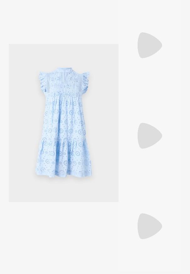 Svijetloplava haljina sa kratkim volanima na rukavima, s cvjetnim izrezanim uzorcima, detaljima džepa na prsima i raširenim rubom.; Crne lakirane kožne sandale s otvorenom petom i špicastim vrhom, s geometrijskom blok petom. Imaju elegantan, minimalistički dizajn i glatku teksturu.; Crna kožna torba s lukovitim oblikom, odvojivim remenom i zlatnim detaljima. Torba ima preklop s kopčom.; Prsten u zlatnoj nijansi s organskim, uvijenim dizajnom, glatkom teksturom i suženim krajevima, koji stvara moderan, skulpturalni izgled.