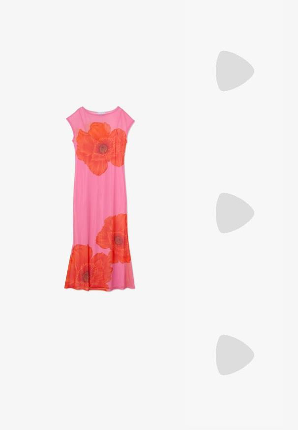 Rosa blomsterkjole med store oransje valmueprint, korte ermer og en flytende design. Laget av lett materiale med glatt tekstur.; Svarte patentlær slingback hæler med spiss tå og geometrisk blokk hæl. Har et stilrent, minimalistisk design og jevn tekstur.; Ovale briller med en metallic sølvramme, klare linser og teksturerte perleakkenter på bøyler. Lett design med buede armer.; Svart lærveske med en buet form, avtagbar stropp og gullbeslag. Vesken har et klaff med spenne-detall.