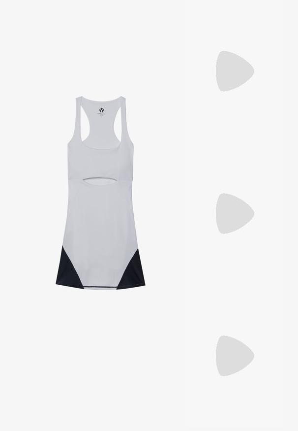 Witte sportieve jurk met uitsnijdingen, racerback ontwerp en zwarte mesh accenten aan de zoom. Gemaakt van rekbaar, lichtgewicht materiaal.; Roze sport sneaker met een gestructureerd mesh en synthetisch bovenwerk, dikke rubberen zool en een gebogen ontwerp op de zijpanelen. Vetersluiting.; Zwarte zonnebril met een slank rechthoekig frame en blauwe lenzen. Heeft een gladde textuur en stevige pootjes. Merklogo aan de zijkant.; Zwarte corduroy schoudertas met verstelbare strap, voorzien van voorzakken en een zachte textuur. Compact ontwerp met minimale details.