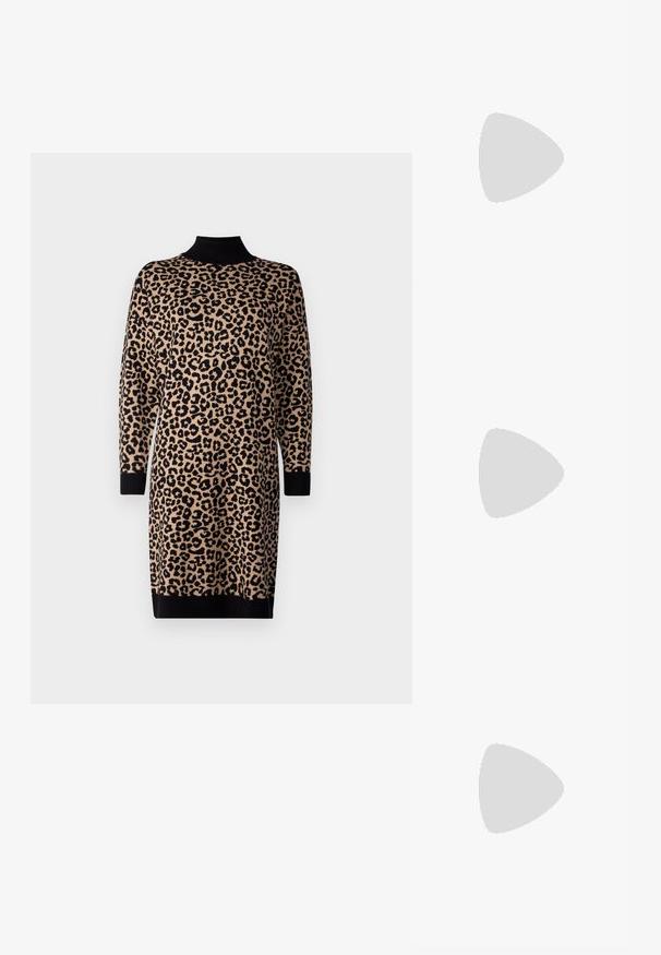 Beige és fekete leopárd mintás kötött ruha, magas nyakkal, hosszú ujjakkal, bordázott mandzsetta és szegéllyel. Lazán illeszkedő fazon.; Fekete bőr bokacsizma vastag, bordázott talppal, fűzős elülső résszel és húzófüllel sima fehér háttérrel.; Fekete, téglalap alakú napszemüveg sötét lencsékkel és fényes, sima műanyag kerettel. Kiemelkedő részletek közé tartoznak a kis fém díszítések az oldalpántokon.; Arany fülbevalók sima, fényes felülettel. Kör alakú dizájn, amely kis kapoccsal és átlátszó tartozékkal rendelkezik a biztonságos viselés érdekében.