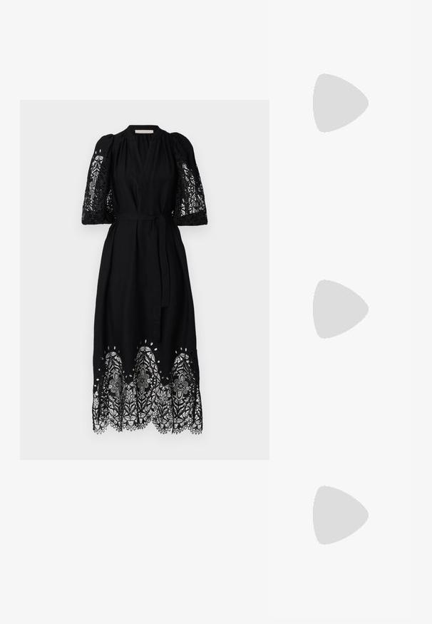 Vanessa Bruno CANESSA - Jurk - noir; Witte langemouwen overhemd van katoen. Heeft een knoopsluiting aan de voorkant, een puntige kraag en een borstzak aan de linkerkant.; Zwarte leren slingback schoen met een puntige neus, voorzien van een gevlochten accent en geplooid ontwerp aan de bovenkant. Platte zool met minimale hardware.; Bruine leren handtas met een klep sluiting, gouden hardware, een schouderband en een gladde textuur. Compact rechthoekige vorm.