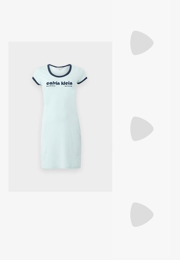 Jasnoniebieska bawełniana sukienka z okrągłym granatowym dekoltem i krótkimi rękawami. Zawiera logo i napis "Calvin Klein" w ciemnoniebieskim druku.; Białe skórzane sneakersy z grubą białą podeszwą, czarnym zamszowym akcentem na pięcie oraz wytłoczonym logotypem z boku. Projekt z sznurówkami i sześcioma dziurkami.; Czarne, oversize okulary przeciwsłoneczne o geometrycznym kształcie, z ciemnymi soczewkami i kontrastującym szarym detalem na oprawie. Logo na ramieniu.; Srebrne kolczyki na biglu o gładkim, błyszczącym wykończeniu. O zaokrąglonym kształcie, lekkim designie, z zamknięciem na zatrzask.