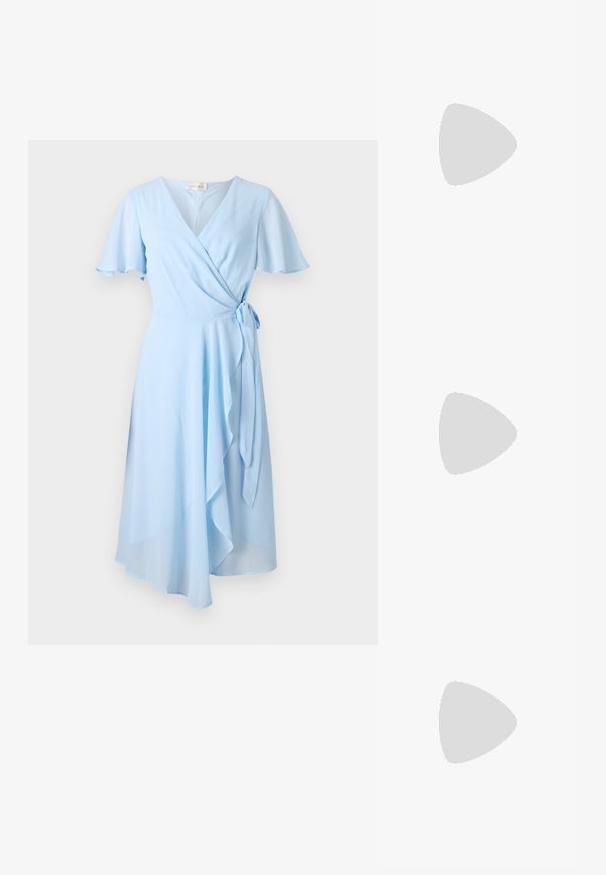 Svetlomodré zavinovacie šaty s krátkymi letiacimi rukávmi, viazaním v páse a drapovaným lemom, vyrobené z hladkej tkaniny pre splývavý siluetu.; Čierne lakované kožené lodičky so slingback dizajnom, špicatou špičkou, zaobleným výrezom a blokovým podpätkom. Obsahuje akcent zlatého tónu s prackou.; Žltá falošná krokodília kabelka so štruktúrovaným dizajnom, horným držadlom, odnímateľným reťazovým popruhom a dekoratívnym kryštálovým ozdobením na zapínaní.; Náušnice v zlatej farbe s textúrovanými, vlnitými tvarmi. Obsahujú sochárske klipsové náušnice a otvorený tvar krúžku s kladivkovým povrchom.