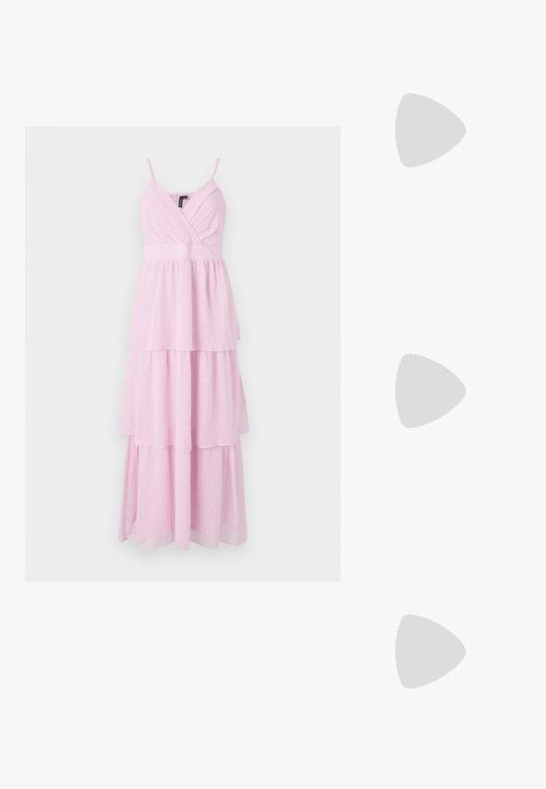 Rochie maxi roz, cu volane, cu bretele subțiri, featuring un decolteu înfășurat și un model cu buline, confecționată dintr-un material texturat și ușor.; Sandale albe cu toc înalt și gros, cu un design cu curele și legătură la gleznă. Textură netedă, cu o platformă frontală pentru înălțime suplimentară.; Geantă albă de umăr cu un finisaj texturat, un accent cu cataramă centrală și o formă curbată. Încărcătoare cu fermoar pe ambele laturi.; Cercei în formă de inimă, aurii, cu un finisaj texturat, având un accent de perlă suspendat. Include cercei cu mărgărită asortați în formă de inimă.