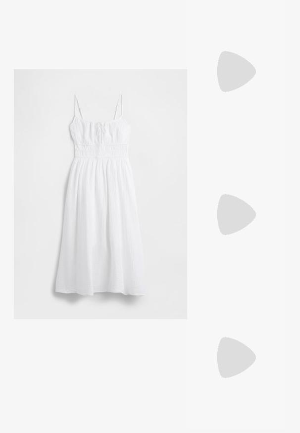 Witte maxi-jurk van gestructureerde stof, met dunne verstelbare bandjes, een gerimpelde taille en een luchtige rok. Soepel, lichtgewicht materiaal.; Gouden, metalen slingback hakken met een spitse neus en een chunky hak. Glad oppervlak, minimalistisch ontwerp en een smalle band.; Zwarte leren handtas met een gebogen vorm, afneembare schouderband en gouden hardware. De tas heeft een klep met een gespsluiting.; Gouden creolen met een vloeiende, golvende vorm. Glad oppervlak, open ontwerp en geen zichtbare sluitingen. Minimalistische en moderne uitstraling.