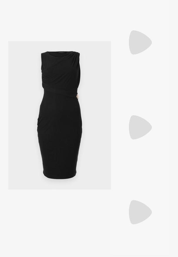 Čierne bezrukávové šaty so záhybovým dizajnom a zbrúseným bočným švom, zvýraznené prvkom zlatého kovu.; Čierne lakované kožené slingback topánky s špicatou špičkou, so striebornými detailmi a nízkym blokovým opätkom. Hladký, lesklý povrch celého modelu.; Čierna kožená crossbody taška s hladkou textúrou, obdĺžnikovým tvarom a kovovým reťazovým detailom na prednej strane. Súčasťou je nastaviteľný popruh.; Strieborné visACIE náušnice so štvorcovým študom, s hladkým, lešteným povrchom a tvarom kvapky, odrážajúce svetlo s lesklým povrchom.