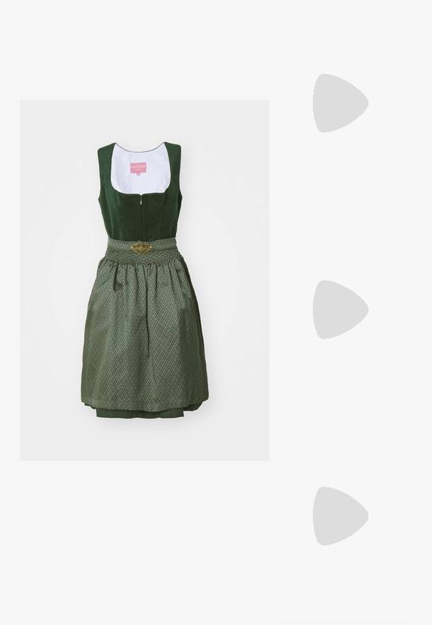 Krüger Dirndl Dirndlica - dunkelgrün; Crni kožni gležnjača sa šiljastim prstom, glatkom teksturom, širokim blok petom i detaljem presavijenog dizajna na vrhu.; Smeđa kožna torba preko ramena s glatkom teksturom, otvorenim vrhom i dvjema naramenicama. Ima minimalne šavove i nema vidljivog hardvera.; Tri para naušnica: velike bijele biserne naušnice, zlatne kružne naušnice s prozirnim draguljima i dva duga, ravna zlatna naglasna naušnica s sjajnim detaljima.