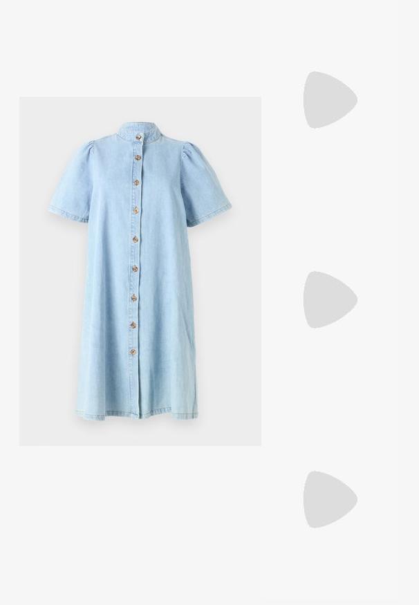 Lys blå denimkjole med krage, korte pufferm og treknapper foran. Har kontrastsøm.; Svart lakkert høye hæler med åpen bakside og spiss tå, justerbar ankelrem og åpne sider. Jevn tekstur.; Svart håndveske med strukturert form, jevn tekstur og metallisk lås. Kombinert med brede svarte bukser og sandaler med åpen tå på tregulv.; Gullring med teksturert, bølgete design som har tre fremtredende topper. Glatt, blank overflate med åpen ring for justerbar passform.