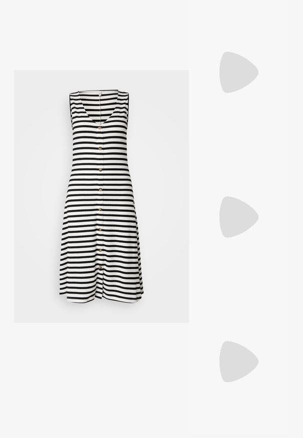 Robe sans manches rayée en noir et blanc, avec un col en V, une texture côtelée et sept boutons dorés sur le devant.; Ballerines noires en cuir, à bout pointu, design minimaliste, texture lisse, talon bas, sans matériel ni embellissements visibles.; Sac bandoulière en cuir noir avec une texture lisse, de forme rectangulaire et un détail en chaîne métallique à l'avant. Sangle réglable incluse.; Boucles d'oreilles en argent avec un clou carré, présentant une finition lisse et polie ainsi qu'une forme en goutte d'eau, réfléchissant la lumière grâce à une surface brillante.