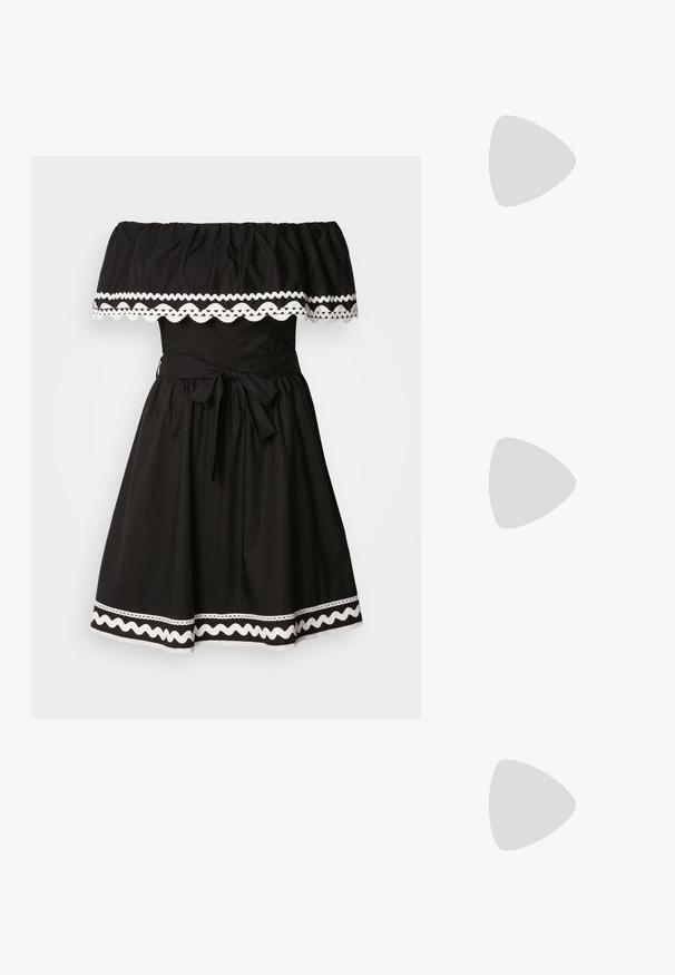 Melnā kleita bez piedurknēm ar viļņotu apkakli, baltiem viļņotiem apmalēm, pieguļoša josta un izplestais svārku ar saitīti.; Apspīlēta augstpapēžu kurpe ar zeltītu, sudrabi un neitrālu krāsu kombināciju. Spīguļojoša virsma ar izgriezuma dizainu, aprīkota ar stiletto papēdi.; Sudraba metāliska poga somiņa ar mīkstu, noapaļotu formu un mezgla augšējo aizdari. Izgatavota no gludas mākslīgās ādas materiāla.; Sudraba gredzenveida auskari ar minimālistisku dizainu. Cirkulāra forma, gluda tekstūra un plāns profils. Vieglu svaru ar spīdīgu apdari.