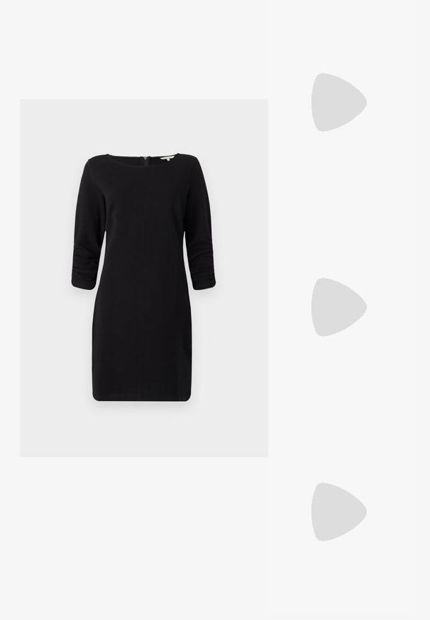 Svart klänning med trekvartslånga ärmar, rundad halsringning, strukturerat material och dragkedjestängning på ryggen, som ger en figurnära silhuett.; Svarta lackläder slingback-klackar med spetsig tå, en rundad utskärning och en blockklack. Utsmyckad med en spänne i guldton.; Svarta överdimensionerade solglasögon med gradientlinser, tjocka bågar och kedjedetaljer i guldton vid tempelarmarna.; Svart handväska med strukturerad form, slät yta och metallspänne. Matchad med vida svarta byxor och sandaler med öppen tå på trägolv.