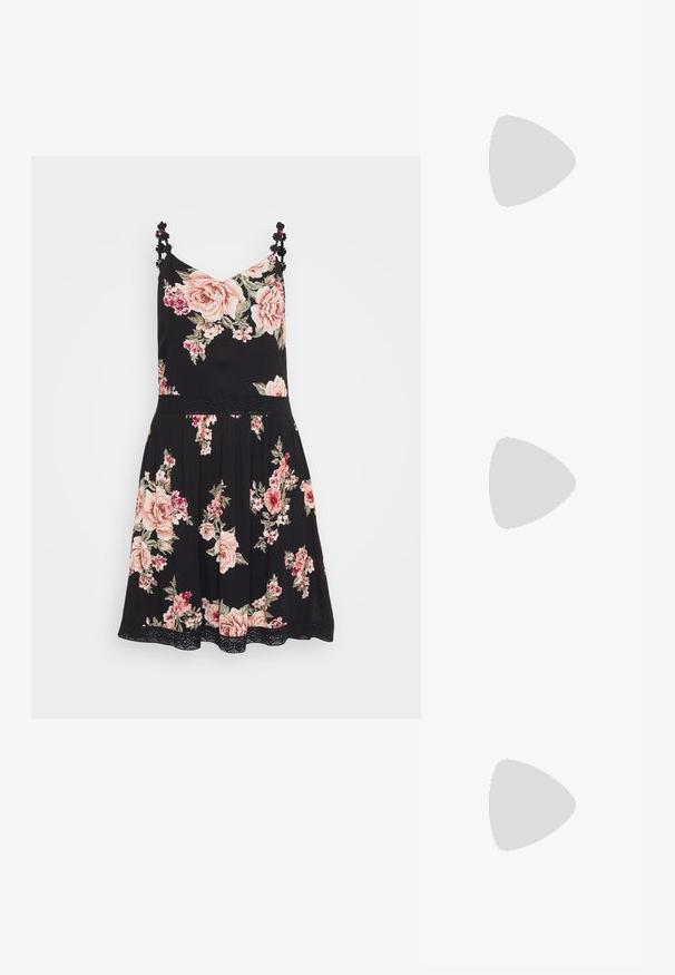 Melna ziedu kleita ar rozā rozēm, ar spageti siksnām, kas rotātas ar ziediem, un ar plīša svārkiem. Viegls audums un mežģīņu apdare uz apakšmalas.; Melnas strappy sandales ar kvadrātveida purngaliem un zemu bloku papēdi. Ievērojamas ar vairākiem plāniem siksniņām un regulējamu potītes siksniņu. Izgatavotas no gludas ādas.; Melnas ādas somiņa ar gludu tekstūru, strukturētu formu, divām rokturām un izteiktu sudraba sprādzi priekšpusē.; Sudraba divu joslu gredzens ar gludu, pulētu virsmu. Iezīmējas ar plūstošu, izliekta dizaina struktūru ar pārklājošām sekcijām modernam izskatam.