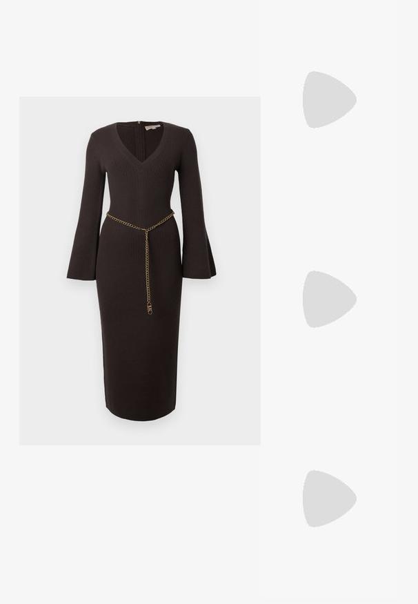 Vestido canelado castanho com decote em V, mangas sino e um cinto de corrente dourada acentuado na cintura. Corte justo com comprimento midi.; Bota de tornozelo em couro castanho com bico quadrado, acabamento texturizado e salto baixo em camadas. Apresenta uma alça na parte de trás e detalhes de costura discretos.; Bolsa de couro com textura de crocodilo na cor marrom, com forma cilíndrica, metalizações em tom dourado e uma alça destacável com tachas.; Rabanne XL LINK  DOUBLE HOOP EARRINGS - Brincos - gold-coloured