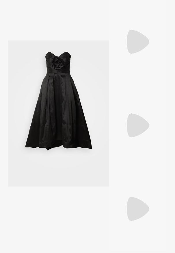 Juodas strapless suknelė su gėlių puošmenomis priekyje, klostuotas sijonas ir laisvas siluetas. Kaip satinas atrodantis audinys, lygus paviršius.; Juodi šlepetės su kvadratiniu pirštu ir žemu bloku kulnu. Yra keli ploni dirželiai ir reguliuojamas kulkšnies diržas. Pagaminti iš lygios odos.; Juodas odinis per petį nešiojamas krepšys turi lygų paviršių, stačiakampio formą ir metalinę grandinėlę priekyje. Pridedama reguliuojama dirželis.; Šeši auksiniai žiedai su įvairiais dizainais: pinti, lapų motyvai ir monolitiniai žiedai; kai kurie su žalios spalvos brangakmenių akcentais.