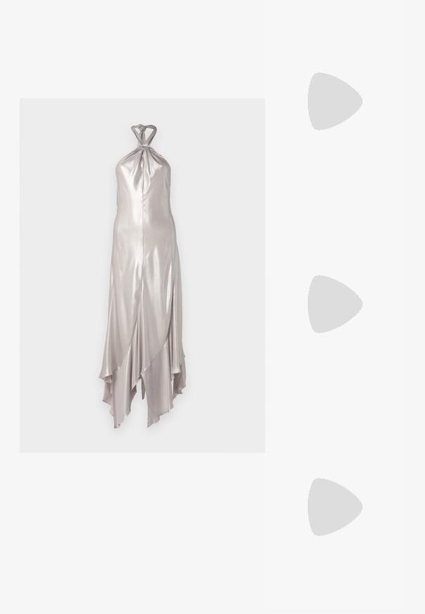 Misiņas kleita ar halteru kakla dizainu, izgatavota no spīdīga auduma, ar cieši pieguļošu augšdaļu, plūstošu apakšdaļu un pagrieztu mezglu akcentu ap kaklu.; Melnas augstpapēžu sandales ar plāniem siksniņām un mezgla dizainu, gluda kvadrātveida purngalu un elegantu stiletto papēdi.; Gaiši pelēka metāla rokassoma ar ķēdes siksnu, rotāta ar mazām apaļām metāla kniedēm un trīsstūra zīmola logo.; Sudraba riņķveida auskari ar gludu, spīdīgu apdari. Apaļas formas, viegla dizaina, ar aizdari uz stieples.