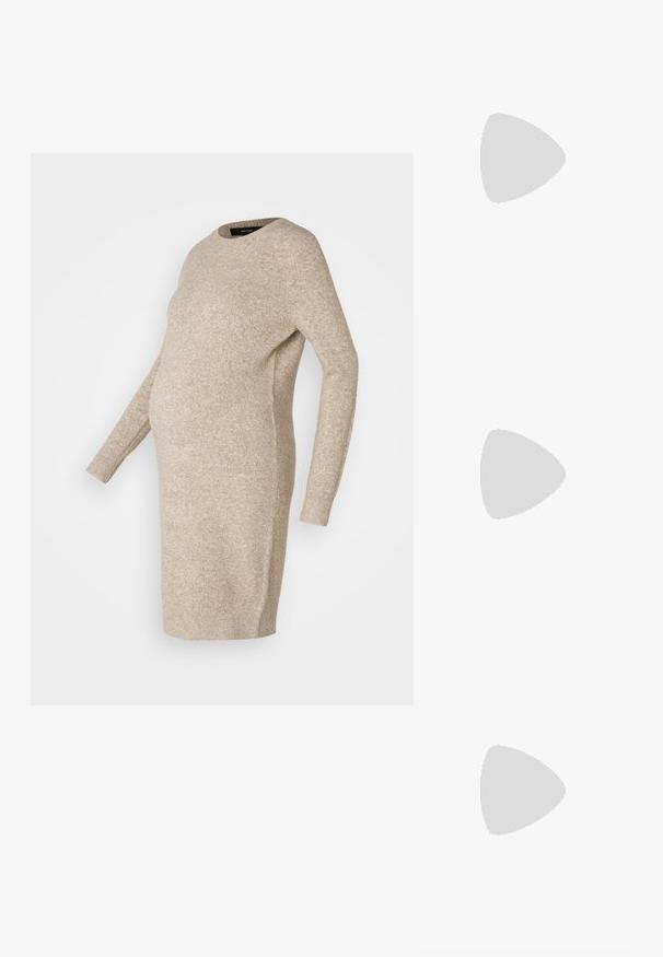 Beiges gestricktes Umstandskleid mit langen Ärmeln, runder Ausschnitt und einer lockeren Passform, gestaltet um einen wachsenden Bauch zu berücksichtigen.; Schwarzer Knöchelstiefel aus glänzendem Material mit quadratischer Zehenform und verjüngtem Absatz, vor einem glänzenden silbernen gepolsterten Hintergrund.; Schwarze Sonnenbrille mit rechteckigem Rahmen, matter Oberfläche, dunklen Gläsern und leicht gebogenen Bügeln. Dezente Logoschmuck auf einem Bügel.; Silberne Creolen mit einer glatten, glänzenden Oberfläche. Abgerundete Form, leichtes Design, mit einer Steckverschluss.