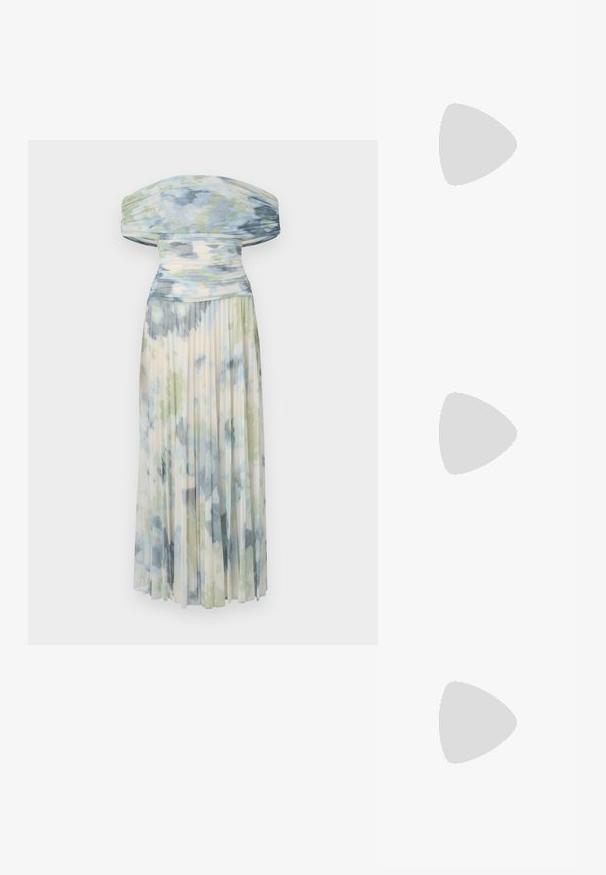 Plisserad off-the-shoulder klänning i lätt tyg, med ett blått och grönt akvarellmönster och en mjuk, flödande textur.; Svart lackläder slingbacksko med spetsig tå, ankelremmar med silverfärgade spännen och detaljer samt en smal klack.; Guldfärgad metallhandväska med en strukturerad design, slät textur och justerbar rem. Har en unik triangulär form och minimalistisk sömnad.; Örhängen i guldton med texturerade, vågiga former. Inkluderar skulpturala clip-on-stift och öppen hoop-design med hamrad finish.
