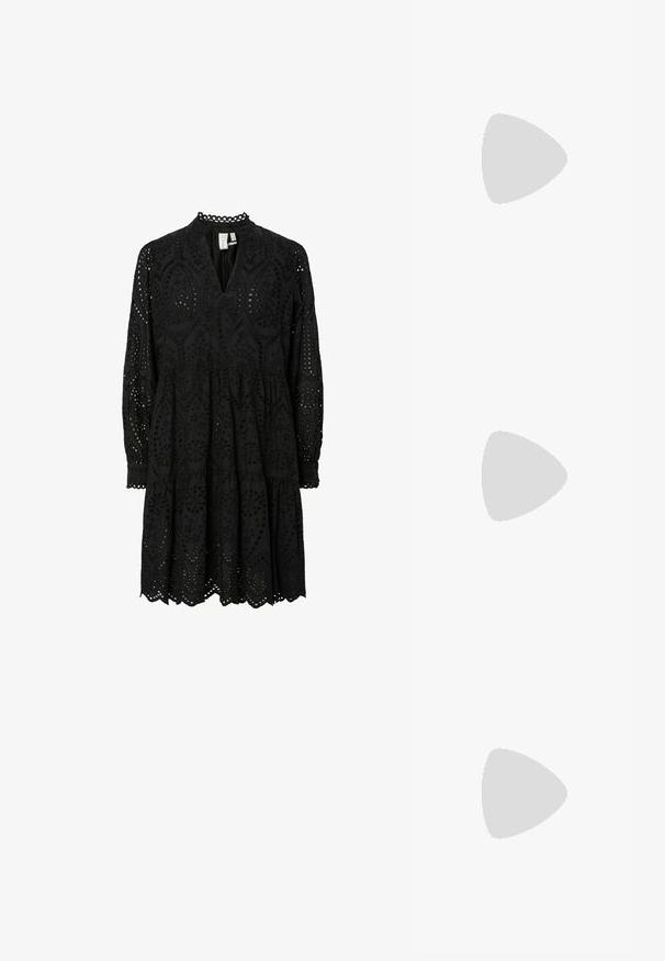 Svart, langermet kjole med intrikate utskjæringsmønstre, v-hals og en lagdelt skjørt med bølget kant og broderte detaljer.; Sorte plattformhelter med spiss tå og justerbar ankelrem. Laget av glatt lær, med en robust blokkhel.; Solbriller med oval form, klar plastramme, mørkegrå linser og tynne gjennomsiktige armer med logopunksjoner og minimal detaljering.; Svart lærveske med en buet form, avtagbar stropp og gullbeslag. Vesken har et klaff med spenne-detall.