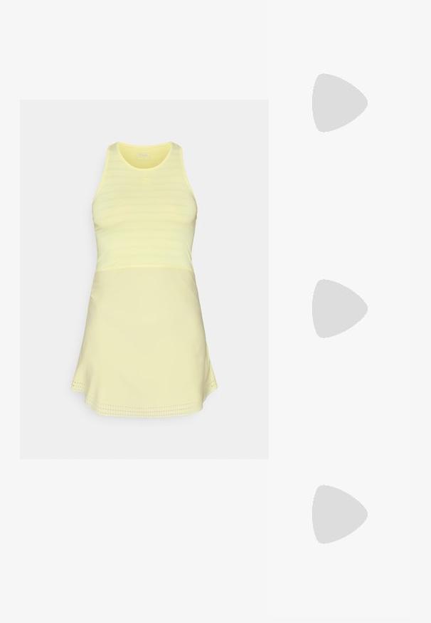 Svetlo rumena športna obleka z oprijetim zgornjim delom in razširjenim krilom, ki ima teksturni vzorec in logo na predelu prsnega koša.; Črne patentični usnjeni salonarji s slingback designom, z zašiljenim nosom, izrezanim stranskim dizajnom in majhnim kvadratnim peto. Gladka tekstura z minimalnimi detajli.; Črna usnjena torbica s ukrivljeno obliko, z odstranljivo naramnico in zlatimi dodatki. Torbica ima pokrov s podrobnostmi v obliki zaponke.; Srebrne obročaste uhane z gladkim, okroglim dizajnom in poliranim zaključkom. So tanke in lahke, z enostavnim zapiranjem na sponko.