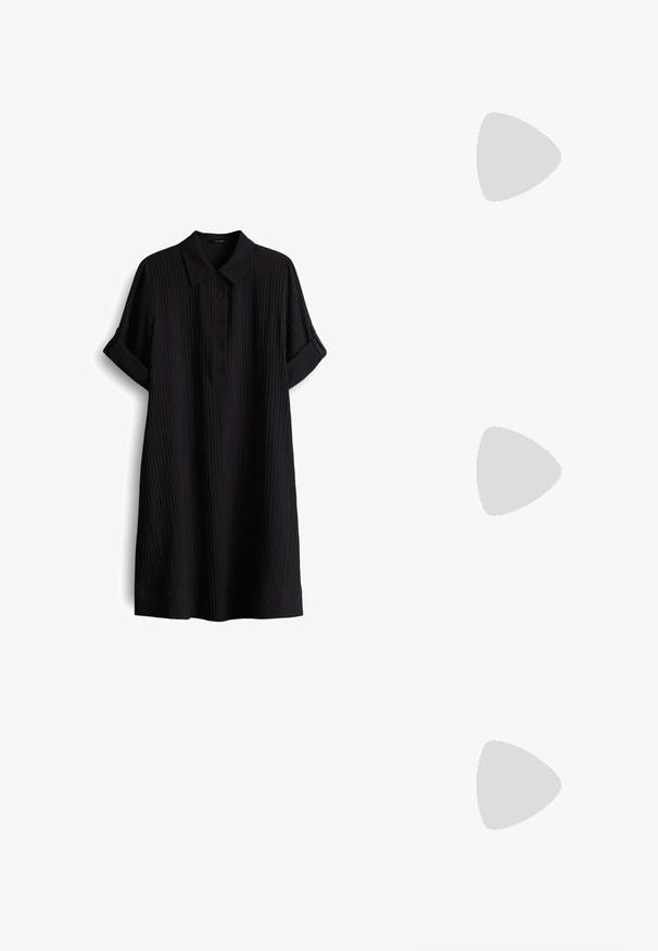 Abito nero a maniche corte con colletto, pattina con bottoni e texture a coste verticali. Lunghezza al ginocchio con risvolti.; Décolleté in vernice nera con punta affusolata e tacco in geometria cubica. Presentano un design elegante e minimalista, con una texture liscia.; Borsa tote in pelle nera con texture liscia, forma rettangolare e due manici lunghi. Nessun hardware o decorazione visibile.; Bracciale in metallo color oro con un design fluido e curvilineo. Presenta un piccolo e prominente accento color argento a un'estremità.