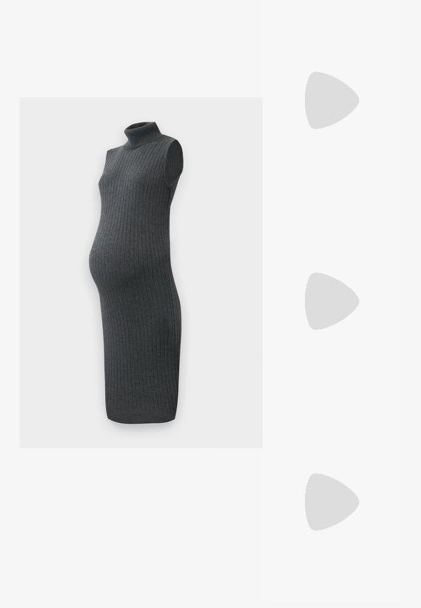 Czarna dzianinowa sukienka ciążowa z golfem, żebrowana tekstura, bez rękawów oraz dopasowany krój.; Czarne lakierowane baleriny z ostro zakończonym noskiem, paskiem na kostkę z klamrą oraz gładką, błyszczącą teksturą. Niski obcas dla wygody.; Czarne okulary przeciwsłoneczne z prostokątnymi oprawkami, matowym wykończeniem, ciemnymi soczewkami i lekko wygiętymi zausznikami. Dyskretny akcent logo na jednym zauszniku.; Srebrne kolczyki na biglu o gładkim, błyszczącym wykończeniu. O zaokrąglonym kształcie, lekkim designie, z zamknięciem na zatrzask.