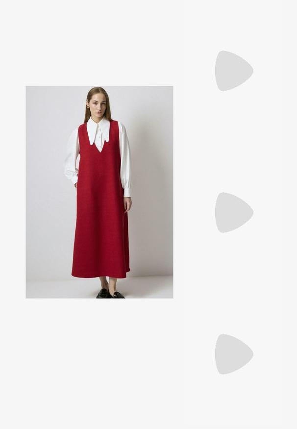 Touché Privé Abito in maglia - burgundy; Tacchi slingback metallici color oro con punta appuntita e tacco grosso. Texture liscia, design minimalista e una cinghia stretta.; Borsa a tracolla nera in pelle con una forma curva, manico rimovibile e accessori dorati. La borsa presenta una patta con un dettaglio a fibbia.; Orecchini a cerchio in tono oro con una finitura liscia e lucida. Presentano una forma a mezza luna e una chiusura a perno sicura.