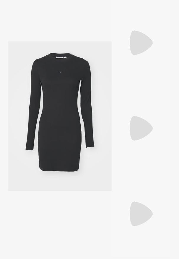 Fekete, hosszú ujjú, bordázott anyagú, testhez simuló ruha. Kerek nyakkivágással és középen elhelyezett kis logóval rendelkezik.; Fekete, hegyes orrú, slingback cipő alacsony sarkával, sima bőrből készült, oldalt kivágott deisgnal a légáteresztőképesség érdekében.; Fekete bőr válltáska puha tapintással, háromszög alakú, állítható pánttal, világoskék csíkos inggel és fehér nadrággal párosítva.; Három fémgyűrű: az egyik rose gold, a másik texturált akcentusokkal ellátott arany, a harmadik pedig ezüst, mindegyiken gravírozott márkajelzés található a belső sávon.