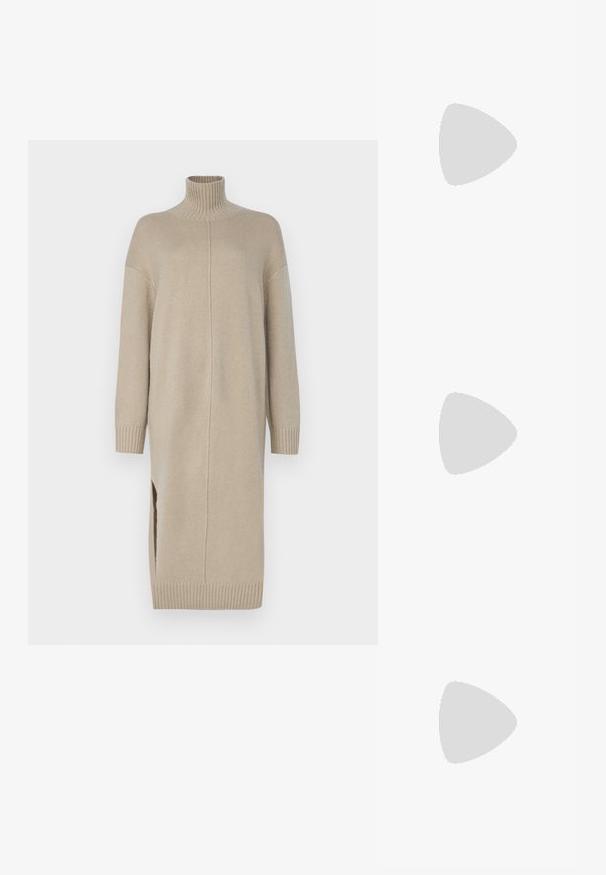 Beige gestricktes Kleid mit hohem Kragen, langen Ärmeln, seitlichen Schlitzen und gerippten Bündchen. Verfügt über einen geraden Schnitt und eine glatte Textur.; Schwarzer Lederhochschuh mit spitzem Zehenbereich, glatter Textur und schmalem Absatz. Minimalistisches Design, keine zusätzlichen Verzierungen.; Braune, texturierte Handtasche aus weichem Fleece-Material mit rechteckiger Form, doppelten oberen Griffen und einem abnehmbaren braunen Riemen.; Drei Metallringe: einer in Roségold, einer aus Gold mit strukturierten Akzenten und einer aus Silber, alle mit graviertem Branding auf dem inneren Band.