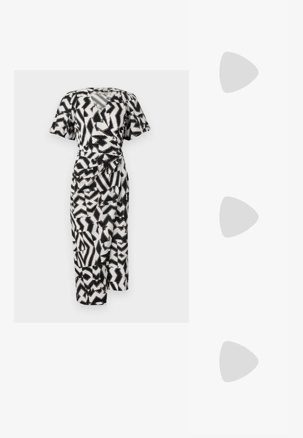 Sort og hvid mønstret omslagskjole med korte ærmer, v-hals og sidelukning, lavet af letvægtigt stof.; Hvide lædersneakers, lavtop design, med en glat tekstur, rund tå, snørret front og et lille broderet logo på siden.; Sort læder halvmåne taske med en guldfarvet hardware detalje, der har en lynlåslukning. Båret som crossbody over en grå sweater.; Guldtonede knude-stud øreringe med et vredet design. Hver ørering har en cirkulær klar bagside for sikker brug.