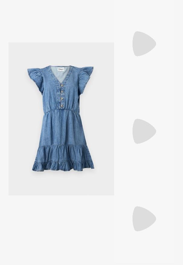 Jeanskjole med korte volangerm-ermer, V-hals og fem frontknapper. Har et lagdelt skjørt og samlet midje for en avslappet passform.; Spiss-tå høyhælte sko med en fargekomposisjon av sølv, gull og nude. Glanset overflate med utskjæringsdesign, med en stiletto hæl.; Sølvfarget metallisk poseveske med en myk, avrundet form og en knyttet topplukking. Laget av glatt imitert skinn.; Sølv hoops øredobber med en tvistet design, som har en polert finish og bakstøtte. Mål omtrent 3 cm i diameter.