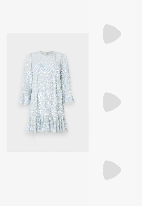 Lichtblauwe, met pailletten versierde jurk met een ontwerp van uitlopende mouwen en een gatherszoom. Bevat ingewikkelde patronen en een ronde halslijn met een sluiting aan de achterkant.; Witte leren sneakers, laag model, met een gladde textuur, ronde neus, vetersluiting aan de voorkant en een klein geborduurd logo aan de zijkant.; Zwarte leren halfronde tas met een gouden hardware accent, voorzien van een ritssluiting. Draagt crossbody over een grijze trui.; Gouden knoopstuds met een gedraaide design. Elke oorring heeft een ronde transparante achterkant voor een veilige draagervaring.