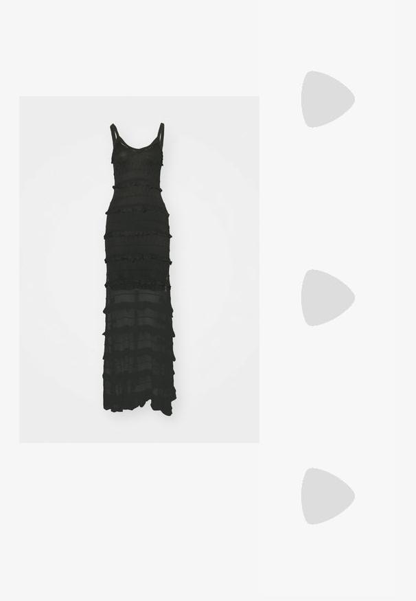 sandro ROBE BRETELLE VOLANTS - Rochie maxi - noir; Pantofi cu toc slingback negri din patent, cu vârf ascuțit, cu imprimeu de șarpe texturat, curea ajustabilă și toc scurt texturat.; Geantă neagră din piele, tip crossbody, cu două buzunare frontale, catarame aurii, închidere cu fermoar și o curea subțire. Suprafață texturată și formă rectangulară compactă.; Cercei din metal auriu, cu un design curbat și alungit. Au o suprafață netedă și strălucitoare, cu un vârf rotunjit pentru un detaliu suplimentar.