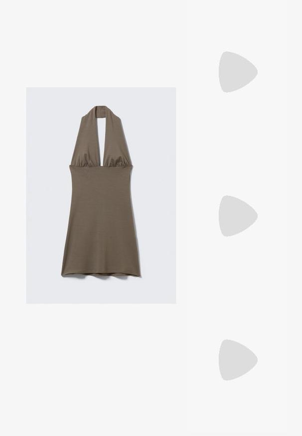 Robe à col halter en vert olive, confectionnée dans un tissu doux et extensible. Elle présente une taille froncée et une jupe évasée, avec une texture lisse.; Bottes noires à la cheville en cuir lisse, dotées d'une fermeture éclair sur le côté, d'un talon épais texturé et d'une conception à bout rond.; Lunettes de soleil en écaille de tortue avec des verres ovales, teintés de marron, branches fines avec un motif texturé, monture en plastique légère.; Sac à main en cuir noir avec une forme courbée, bandoulière amovible et des accessoires en or. Le sac est doté d'un rabat avec un détail de boucle.