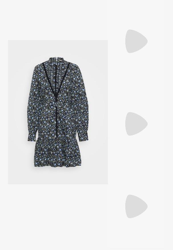 Abito nero floreale con maniche lunghe, orlo arricciato e scollatura alta. Presenta fiori blu e dettagli verdi, con pizzo lungo la scollatura.; Décolleté in vernice nera con punta affusolata e tacco in geometria cubica. Presentano un design elegante e minimalista, con una texture liscia.; Borsa a tracolla nera in pelle con una texture liscia. Presenta una tracolla regolabile e un design elegante e minimalista con chiusura a zip.; Anello doppio in argento con superficie liscia e lucida. Presenta un design fluido e curvo con sezioni sovrapposte per un aspetto moderno.