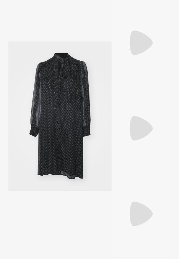 Schwarzes Kleid mit weißen Punkten, langen durchsichtigen Ärmeln, einem Bindekragen und einem gerafften Vorderteil. Leichter Stoff mit lockerer Passform.; Schwarzer spitz zulaufender Slingback-Schuh mit niedrigem Absatz, der aus glattem Leder gefertigt ist und seitliche Ausschnitte für Atmungsaktivität aufweist.; Schwarze Ledertasche mit einer geschwungenen Form, schmalem Griff, silbernem Reißverschluss und Calvin Klein-Logo auf der Vorderseite. Glatte Textur und minimales Design.; Silberne Creolen mit einem glatten, geschwungenen Design. Mit einem glänzenden metallischen Finish und Steckverschluss. Keine sichtbaren Muster oder Akzente.
