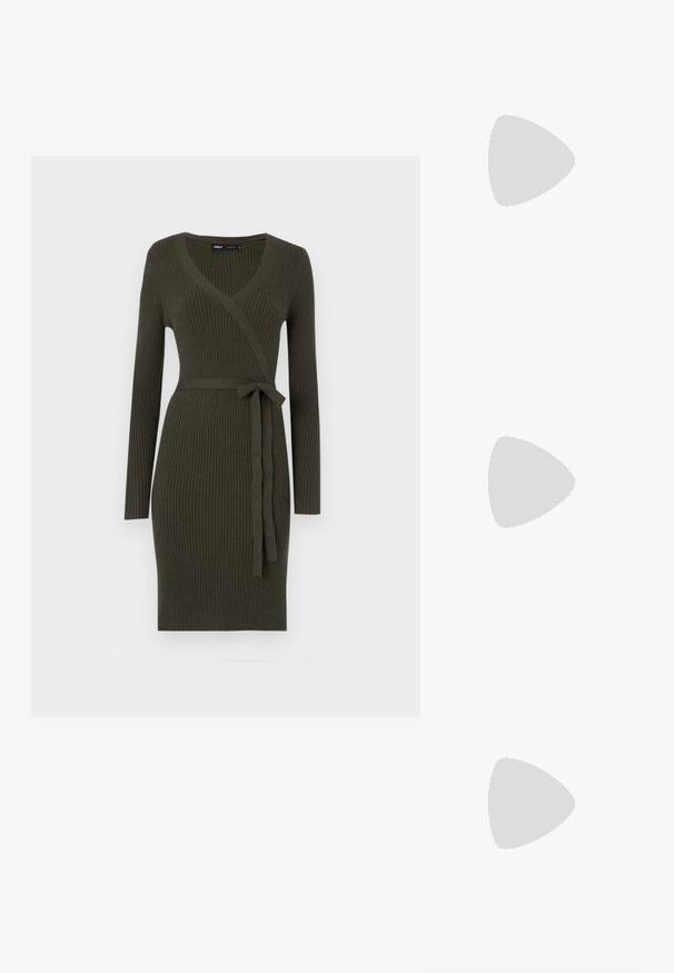 Sötétzöld bordázott ruha V-nyakkivágással, hosszú ujjakkal és derékon megkötős övvel. Texturált kötött anyagból készült.; Barna bőr cowboy csizmák hegyes orral és blokk sarkal, részletes varrással és kiemelkedő díszítésekkel a szárán.; Kis krémszínű táska texturált felülettel, hosszú, állítható pánttal, láncos díszítéssel és fedéllel záródik. Aranyszínű fém részletek.; Arany fülbevalók sima, fényes felülettel. Kör alakú dizájn, amely kis kapoccsal és átlátszó tartozékkal rendelkezik a biztonságos viselés érdekében.