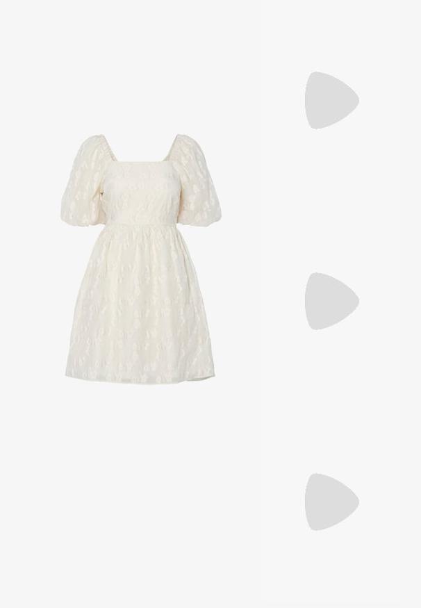 Weißes Kleid mit Puffärmeln und quadratischem Ausschnitt, verziert mit strukturierten Blumenstickereien und einer gerafften Taille, gefertigt aus leichtem Stoff.; Schwarzer Lackleder Slingback-Schuh mit spitzem Zehenbereich, Knöchelriemen mit silbernen Schnallen und Beschlägen sowie einem schlanken Absatz.; Goldfarbene metallische Handtasche mit strukturiertem Design, glatter Textur und verstellbarem Tragegurt. Sie verfügt über eine einzigartige dreieckige Form und minimalistische Nähte.; Ohrringe in Goldoptik mit strukturierten, gewellten Formen. Beinhaltet skulpturale Clip-Ohrringe und ein offenes Hoop-Design mit gehämmertem Finish.
