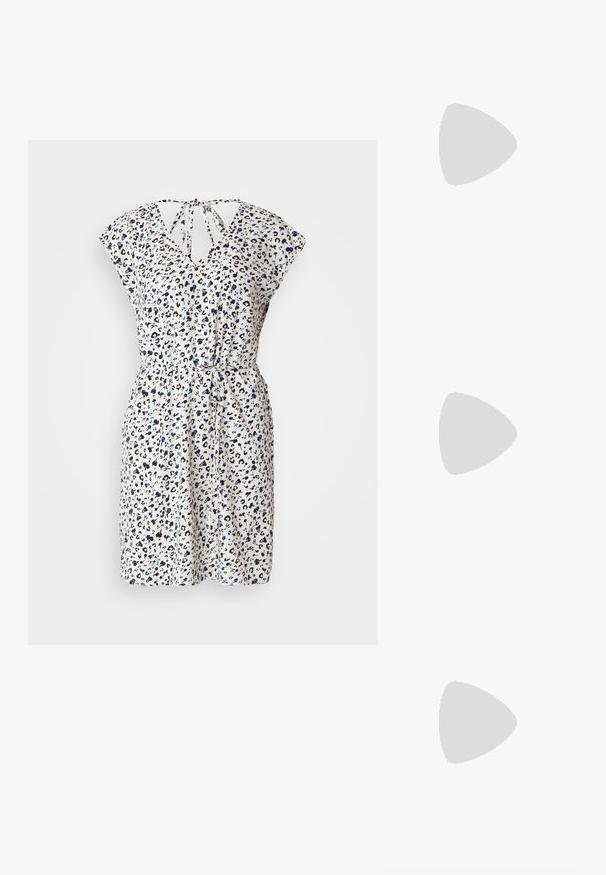 JDY JDYOLIVIA V NECK DRESS DIA - Dnevna haljina - white; Srebrna slingback salonska cipela s oštrim prstom, metalik završnom obradom, dva dekorativna remena i vitkim potplatom s crnim vrhom.; Crna kožna torba s glatkom teksturom. Ima podesivu naramenicu i elegantan, minimalistički dizajn s zatvaranjem na patentni zatvarač.; Srebrna dvostruka prsten s glatkom, poliranom površinom. Karakterizira ga fluidan, zakrivljen dizajn s preklapajućim sekcijama za moderan izgled.