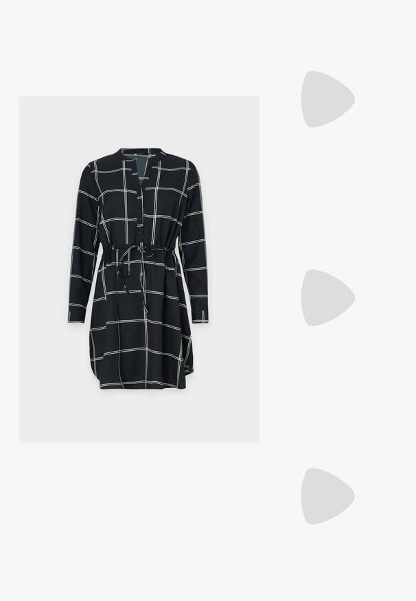 Crna haljina s uzorkom mreže u bijeloj boji, dugih rukava, s dugim kopčanjem sprijeda i strukiranjem uz pomoć remena za prilagodljivo fit. Glatka tekstura tkanine.; Crne lakirane kožne sandale s otvorenom petom i špicastim vrhom, s geometrijskom blok petom. Imaju elegantan, minimalistički dizajn i glatku teksturu.; Crna kožna torba s lukovitim oblikom, odvojivim remenom i zlatnim detaljima. Torba ima preklop s kopčom.; Zlatne metalne naušnice s elegantnim, zakrivljenim dizajnom. Imaju karakterističan šiljast oblik, poliranu površinu i zatvaranje na šarku.