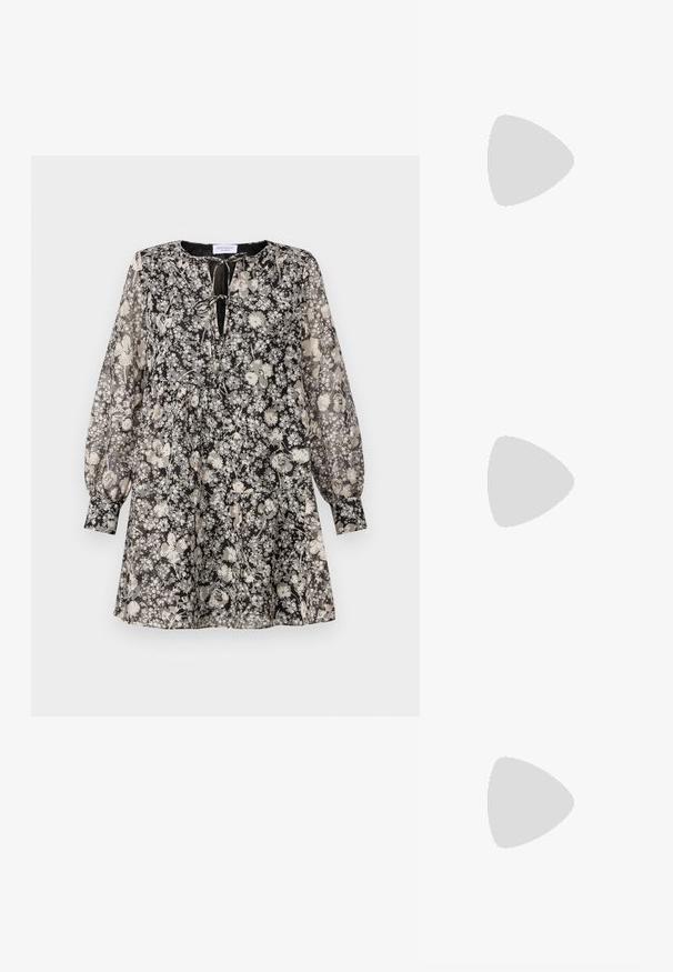 Abito floreale in bianco e nero con maniche lunghe e puffate, scollatura rotonda e dettaglio con nodo sul davanti; il tessuto appare leggero e trasparente.; Scarpe slingback in pelle nera con punta affusolata e tacco metallico dorato. Presentano un design con ritagli e un tacco sottile con cinturino regolabile.; Occhiali da sole in tartaruga nera con lenti rettangolari, tonalità marrone, montatura spessa e dettagli con logo doppia G dorato sulle tempie.; Borsa a tracolla in pelle marrone con finitura texturizzata, tracolla in catena argentata e dettagli in frange marroni sui lati. Dotata di chiusura con cerniera.