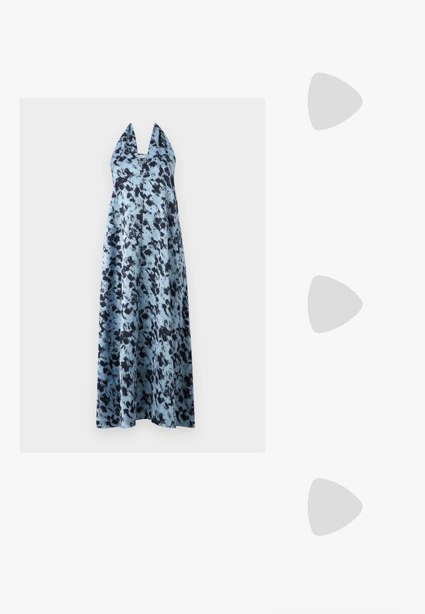 Sinine ja musta mustriga halter-stiilis maxi kleit, millel on sügav V-kaelus ja lahti, voolav siluett, valmistatud kergest materjalist.; Mustad musta värvi kontsandaalid on varustatud peente rihmadega, millel on sõlmekujundus, siledad ruudukujulised varbad ja stiilne stilettokonts.; Helehall metallik handbags, millel on kett, kaunistatud väikeste ümmarguste metallist õmblustega ja kolmnurkse brändi logoga.; Hõbedased rõngaskõrvarõngad, millel on sile ja läikiv pind. Ümar kuju, kerge disain, millel on post-tagumise kinnituse süsteem.