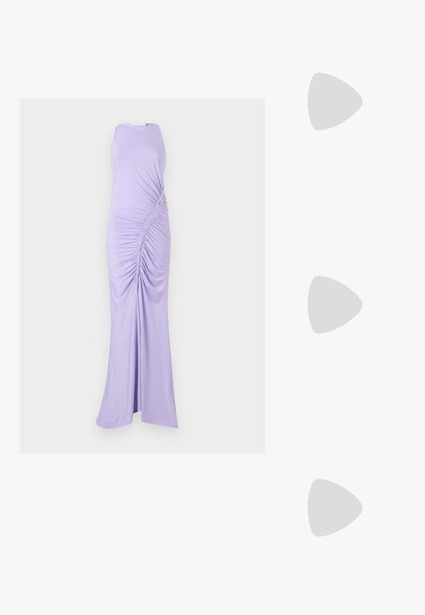 Patrizia Pepe DRESS - Ένδυση για ειδικές περιστάσεις - glam lilac; Μαύρη πατέντα σλινγκμπάκ γόβα με μυτερή μύτη, διαθέτει υφή από φίδι, ρυθμιζόμενο λουρί και κοντή, υφή τετράγωνη φτέρνα.; Μαύρη δερμάτινη τσάντα ώμου με δύο μπροστινές τσέπες, χρυσά κούμπωματα, κλείσιμο με φερμουάρ και λεπτό λουρί. Υφή επιφάνειας και κομψό ορθογώνιο σχήμα.; Χρυσά σκουλαρίκια με ορθογώνιο, καθαρό κρύσταλλο που κρέμεται κάτω από μια σειρά μικρών, στρογγυλών, καθαρών λεπτομερειών. Λεπτός, σύγχρονος σχεδιασμός.