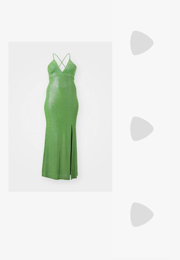 Vestido maxi verde ajustado con un profundo escote en V y tirantes entrecruzados. Presenta una abertura lateral y una textura de tela suave y brillante.; Zapato de charol negro tipo slingback con punta afilada, correas al tobillo con hebillas y herrajes de plata, y un tacón delgado.; Bolso de piel negra con forma curva, correa desmontable y herrajes dorados. El bolso cuenta con una solapa con un detalle de hebilla.; Pendientes en tono dorado que presentan formas texturizadas y onduladas. Incluyen aros de clip esculturales y un diseño de aro abierto con un acabado martillado.
