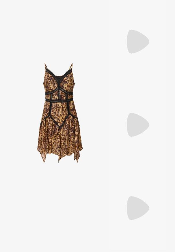 Kratka obleka z leopardjim vzorcem in naramnicami, čipkastimi detajli, oprijetim korzetom in razgibanim, asimetričnim robom. Narejena iz lahkega materiala.; Bela slingback peta z ostrim nosom, gladka zgornja prevleka, nizka blok peta in zasnova z stranskimi izrezi ter nastavljivim trakom z zaponko.; Okrogle sončna očala s temnimi lečami in zlatimi okvirji. Model nosi svetlo modro, rebrasto jakno s gumbi in belimi rokavi v kontrastni barvi.; Michael Kors denarnica v bež lakiranem platnu z mišičnim vzorcem ponavljajočega se logotipa MK, z zlatim okovjem in snemljivo verižico.