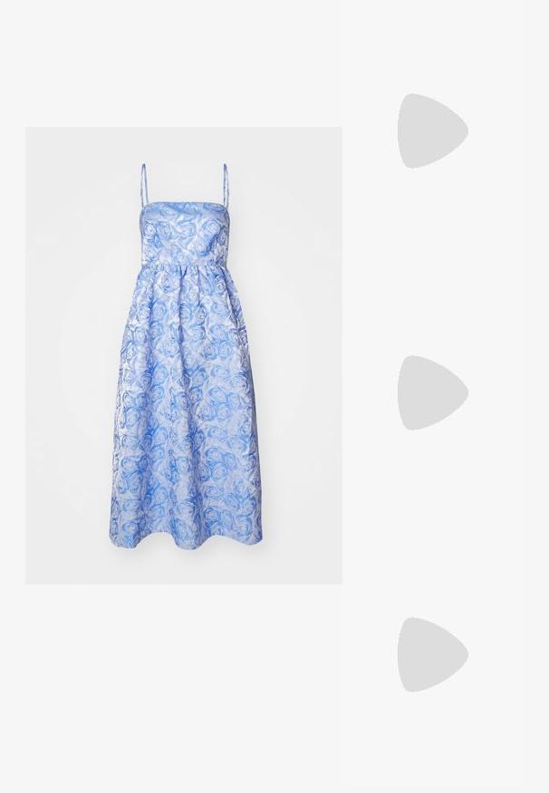 Baum und Pferdgarten ALVINA - Koktel haljina / svečana haljina - blue jacquard; Bijela kožna visoko potpetica s oštrim vrhom, remenom oko članaka i tankom stiletto potpeticom. Glatka tekstura s blagim sjajnim završetkom.; Vanessa Bruno MINI DAILY BAG - Ručna torba - ivoire; Naušnice u obliku cvijeta od bisera s zlatnim akcentima. Svaka latica sadrži male, okrugle bisere raspoređene u cvjetni dizajn, s dugim detaljima od bisera.