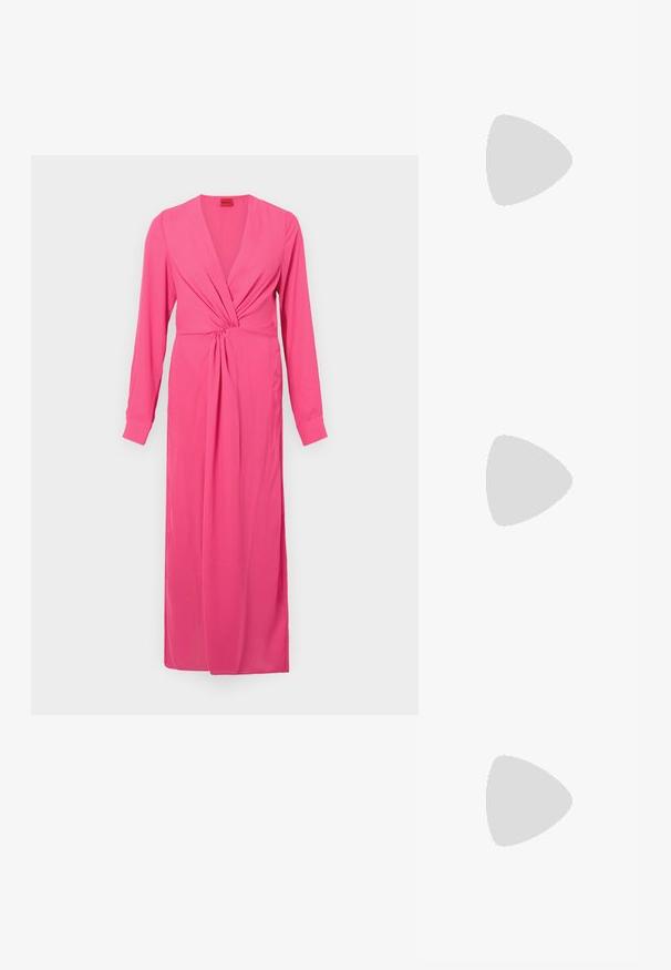 Ružová dlhá šaty s hlbokým V-výstrihom, zloženým twist detailom v páse a splývavým siluetou po zem. Hladká textúra látky.; Čierne sandále na vysokom podpätku majú tenké remienky s uzlovým dizajnom, hladký štvorcový špičku a elegantný stiletto podpätok.; Svetlošedá metalická kabelka s reťazovým popruhom, ozdobená malými kruhovými kovovými štítkami a trojuholníkovým logom značky.; Strieborné kruhové náušnice s hladkým a lesklým povrchom. Okrúhly tvar, ľahký dizajn, s uzáverom na kolík.